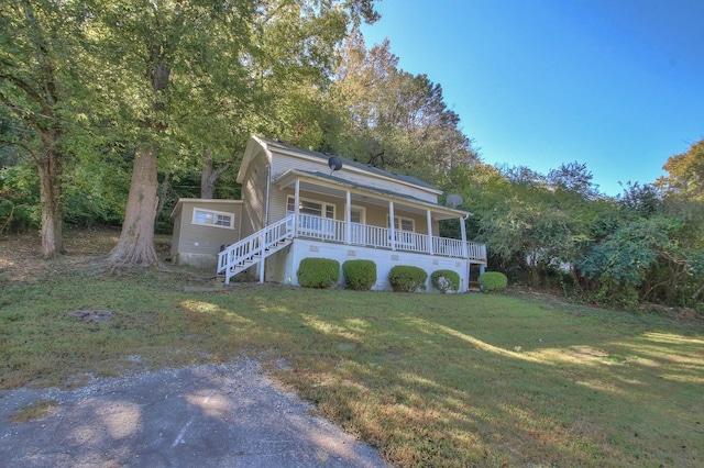 view of front of property featuring a porch and a front yard