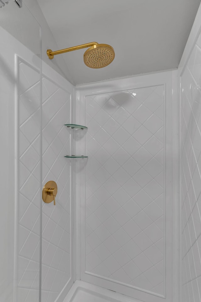 bathroom featuring a tile shower