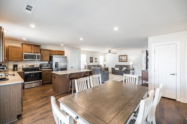 dining space featuring a toaster, visible vents, ceiling fan, dark wood-style flooring, and recessed lighting