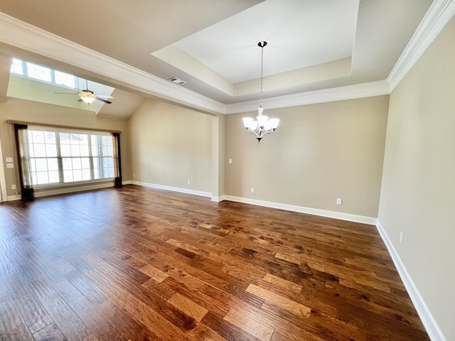 spare room with a tray ceiling, visible vents, dark wood-type flooring, baseboards, and ceiling fan with notable chandelier