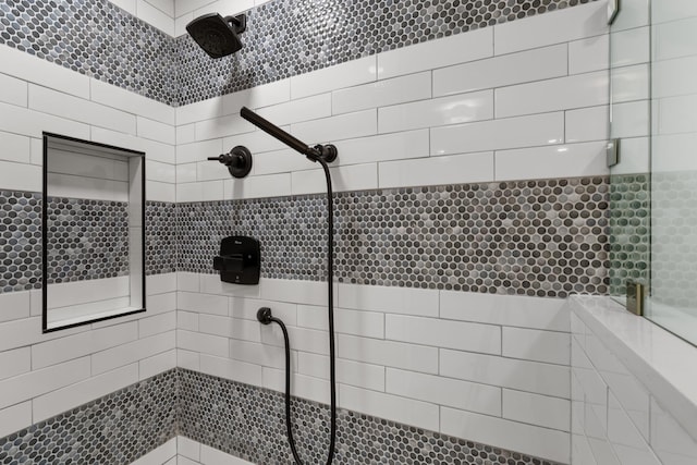 full bathroom featuring tiled shower