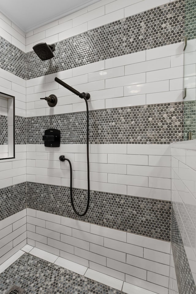 full bathroom featuring tiled shower