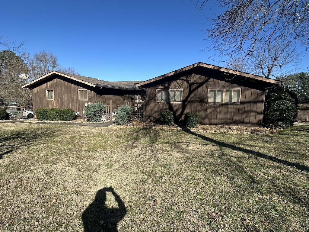 mid-century modern home with a front yard