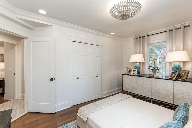 bedroom featuring ornamental molding, a closet, wood finished floors, and recessed lighting