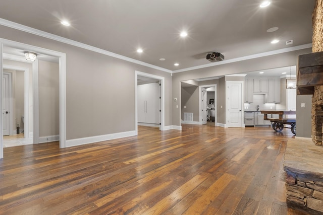 living room featuring visible vents, recessed lighting, ornamental molding, and wood finished floors