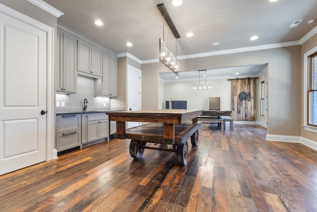 rec room with ornamental molding, a sink, recessed lighting, baseboards, and dark wood-style flooring