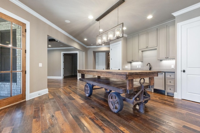 kitchen with dark wood finished floors, hanging light fixtures, gray cabinets, and baseboards