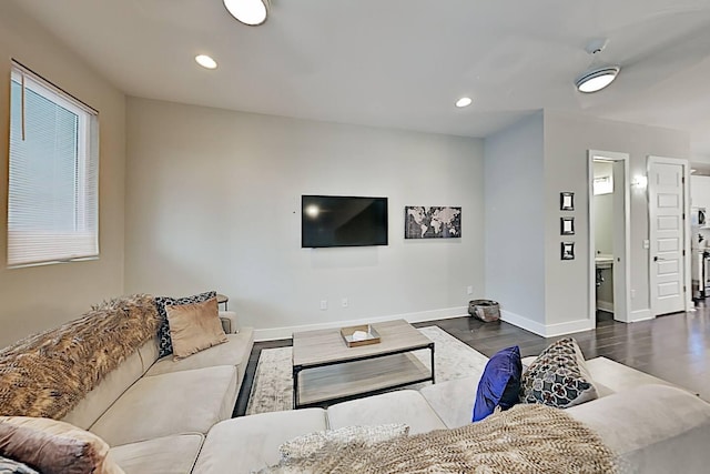 living room with dark wood-type flooring, recessed lighting, and baseboards