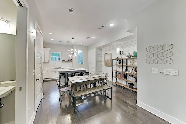 dining space featuring baseboards, visible vents, dark wood-style floors, an inviting chandelier, and recessed lighting