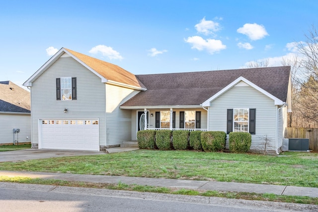 view of front facade featuring a shingled roof, covered porch, an attached garage, driveway, and a front lawn