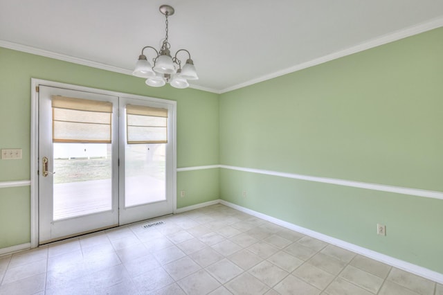 empty room featuring baseboards, visible vents, a chandelier, and ornamental molding