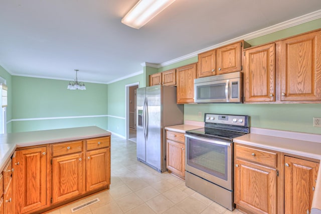 kitchen featuring visible vents, crown molding, a chandelier, light countertops, and stainless steel appliances