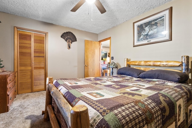 bedroom with light carpet, a textured ceiling, a ceiling fan, and a closet