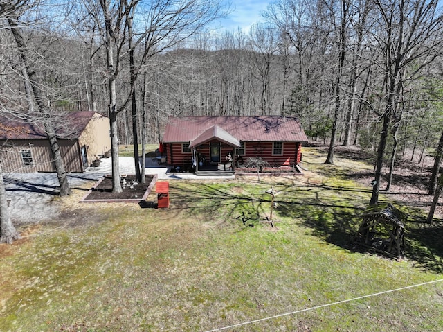 view of yard featuring a forest view