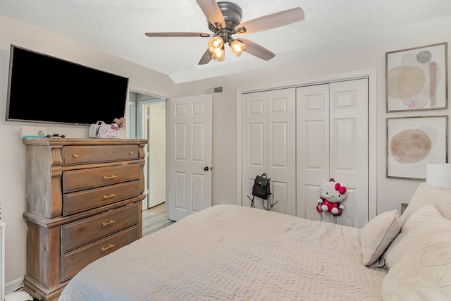 bedroom with visible vents, ceiling fan, light wood-style flooring, a textured ceiling, and a closet