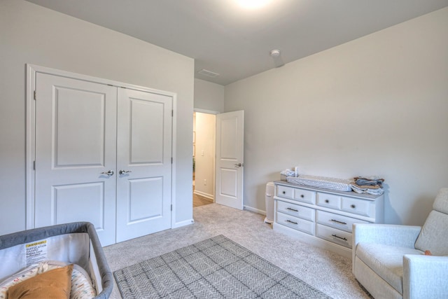 living area with carpet and baseboards