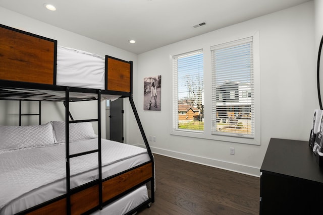 bedroom with dark wood-style floors, recessed lighting, visible vents, and baseboards