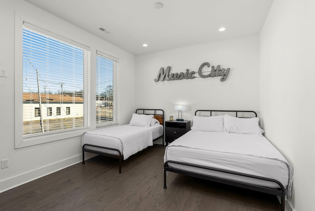 bedroom with dark wood-type flooring, recessed lighting, visible vents, and baseboards