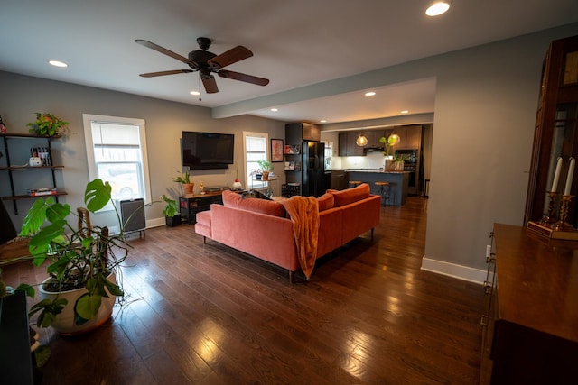 living area with dark wood-type flooring, recessed lighting, ceiling fan, and baseboards