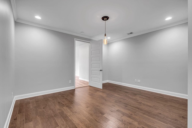 empty room with recessed lighting, baseboards, dark wood-style floors, and crown molding