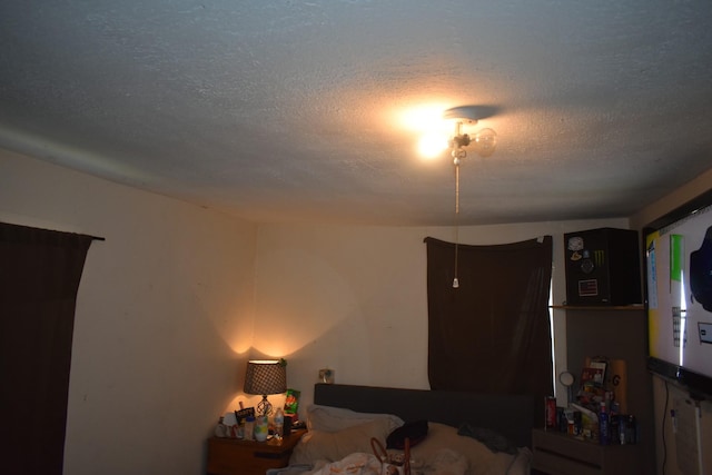 unfurnished bedroom featuring a textured ceiling