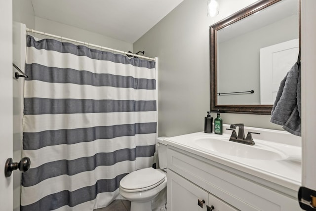 full bath with toilet, curtained shower, and vanity