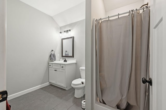 full bathroom featuring toilet, vaulted ceiling, vanity, a shower with curtain, and baseboards