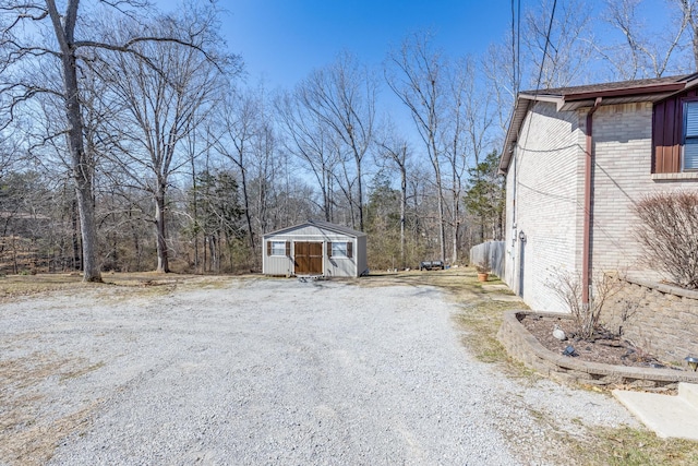 view of yard featuring driveway and an outdoor structure