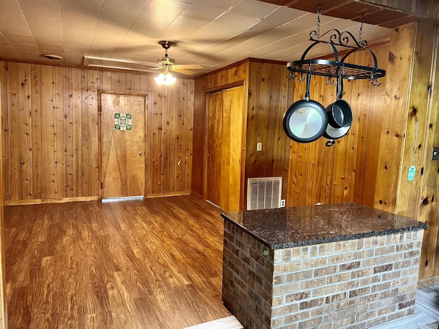 bar with baseboards, wood finished floors, visible vents, and a ceiling fan