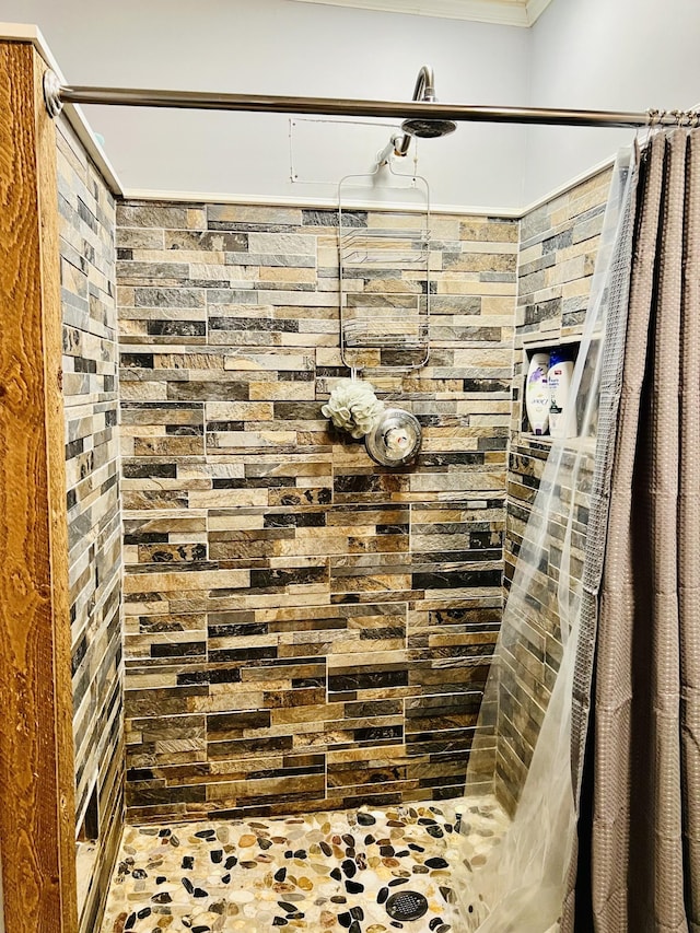 bathroom featuring a tile shower