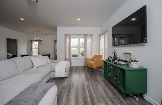 living area with baseboards, a chandelier, wood finished floors, and recessed lighting