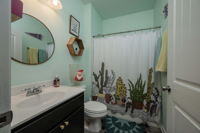 full bathroom featuring a shower with shower curtain, vanity, and toilet