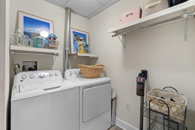 laundry area with laundry area, independent washer and dryer, and baseboards