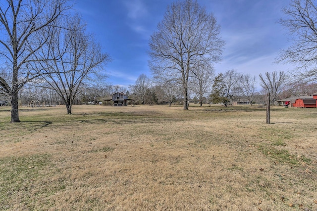 view of yard featuring a barn