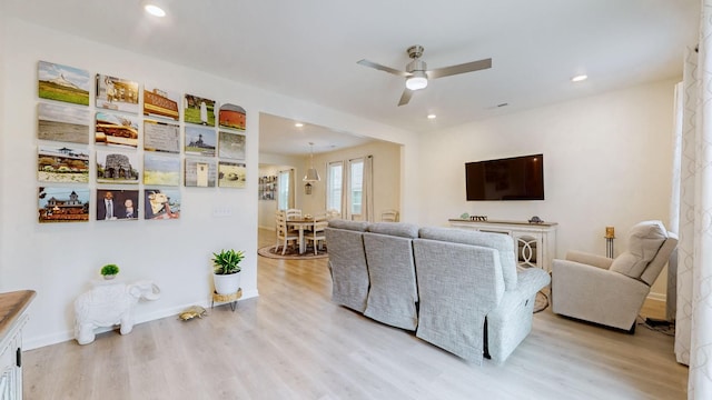 living area featuring ceiling fan, light wood-type flooring, baseboards, and recessed lighting