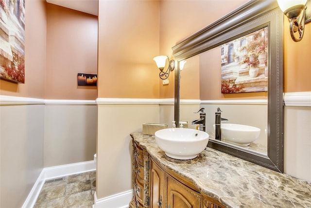 bathroom with toilet, visible vents, baseboards, and vanity