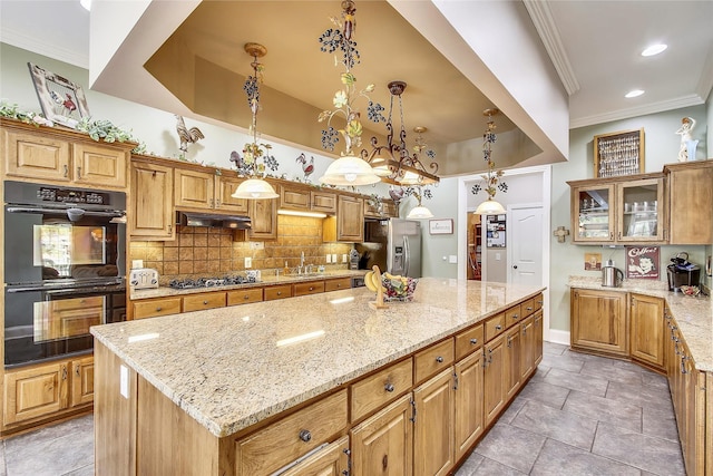 kitchen with stainless steel appliances, crown molding, under cabinet range hood, and decorative backsplash