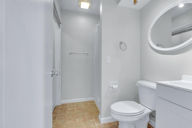 full bathroom featuring toilet, curtained shower, baseboards, and vanity