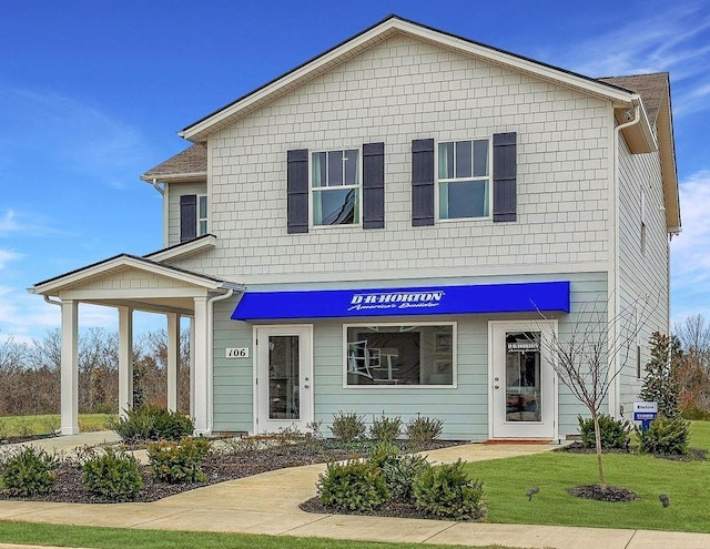 view of front of house featuring a front yard