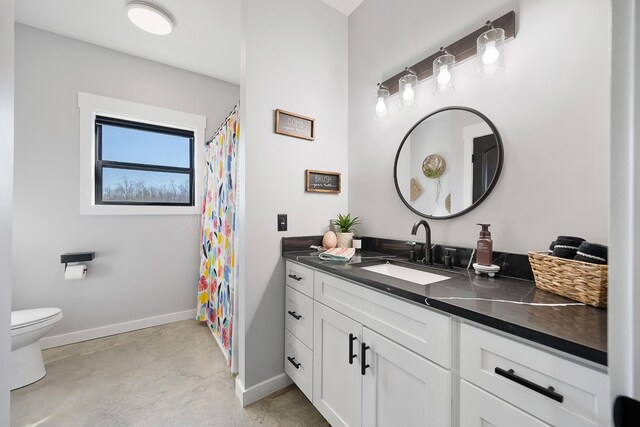 full bathroom with baseboards, toilet, a shower with curtain, vanity, and concrete floors