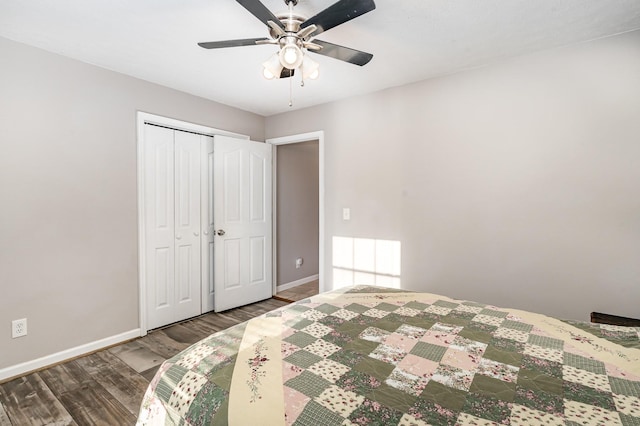 bedroom featuring a closet, baseboards, wood finished floors, and a ceiling fan