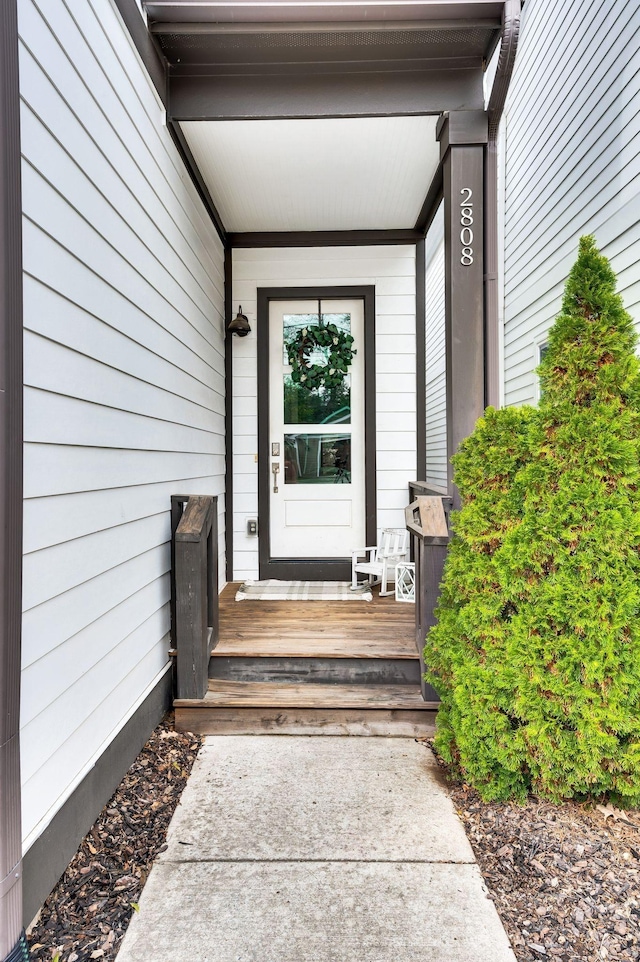 entrance to property featuring covered porch