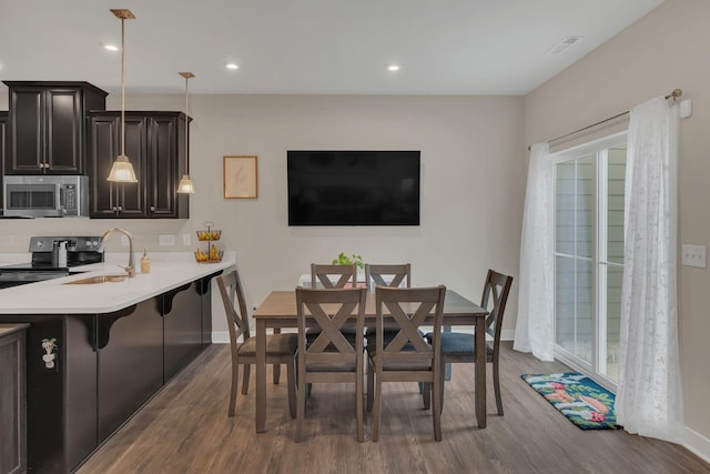 dining area featuring dark wood-style floors, recessed lighting, visible vents, and baseboards