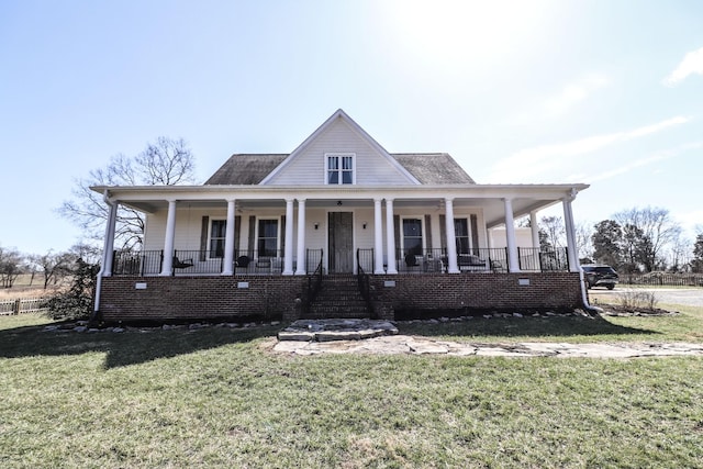 country-style home with a porch and a front yard