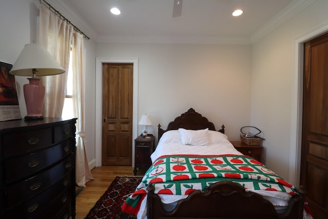 bedroom with recessed lighting, light wood-style flooring, crown molding, and ceiling fan