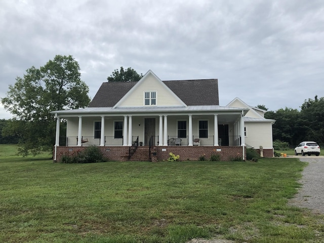 farmhouse inspired home with a porch, driveway, and a front yard