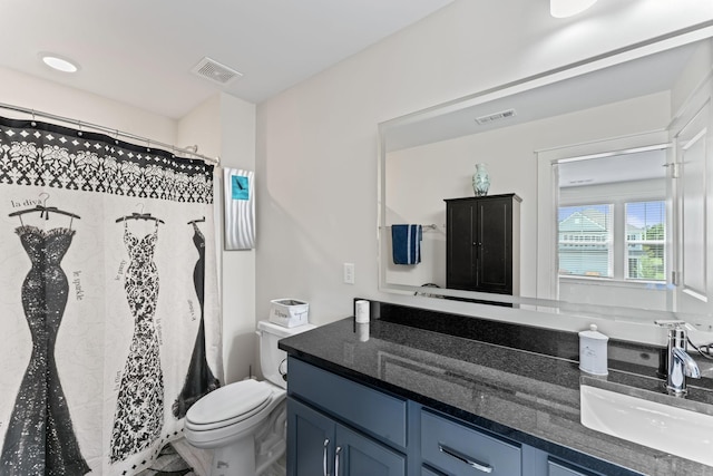 full bath with toilet, a shower with curtain, visible vents, and vanity