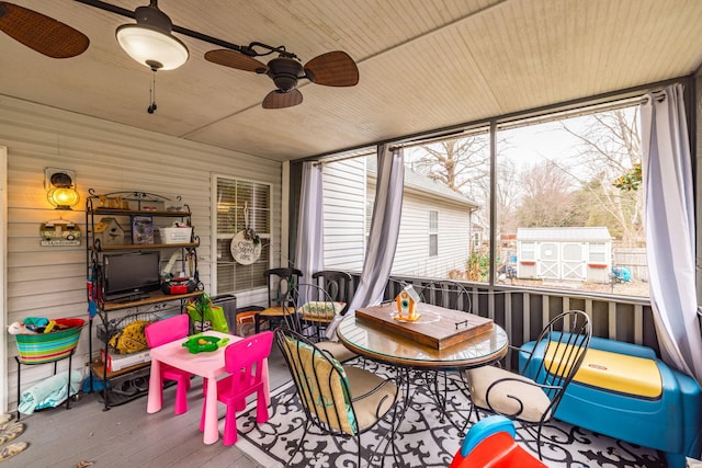 sunroom / solarium with a ceiling fan