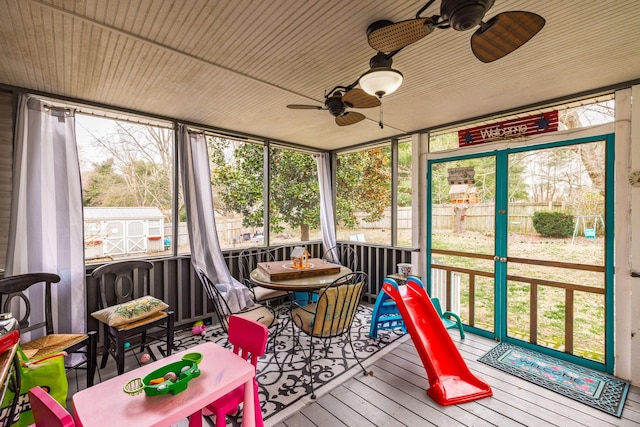 sunroom with ceiling fan