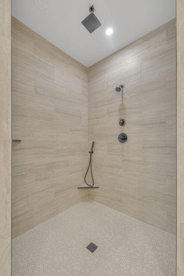 full bath featuring tiled shower